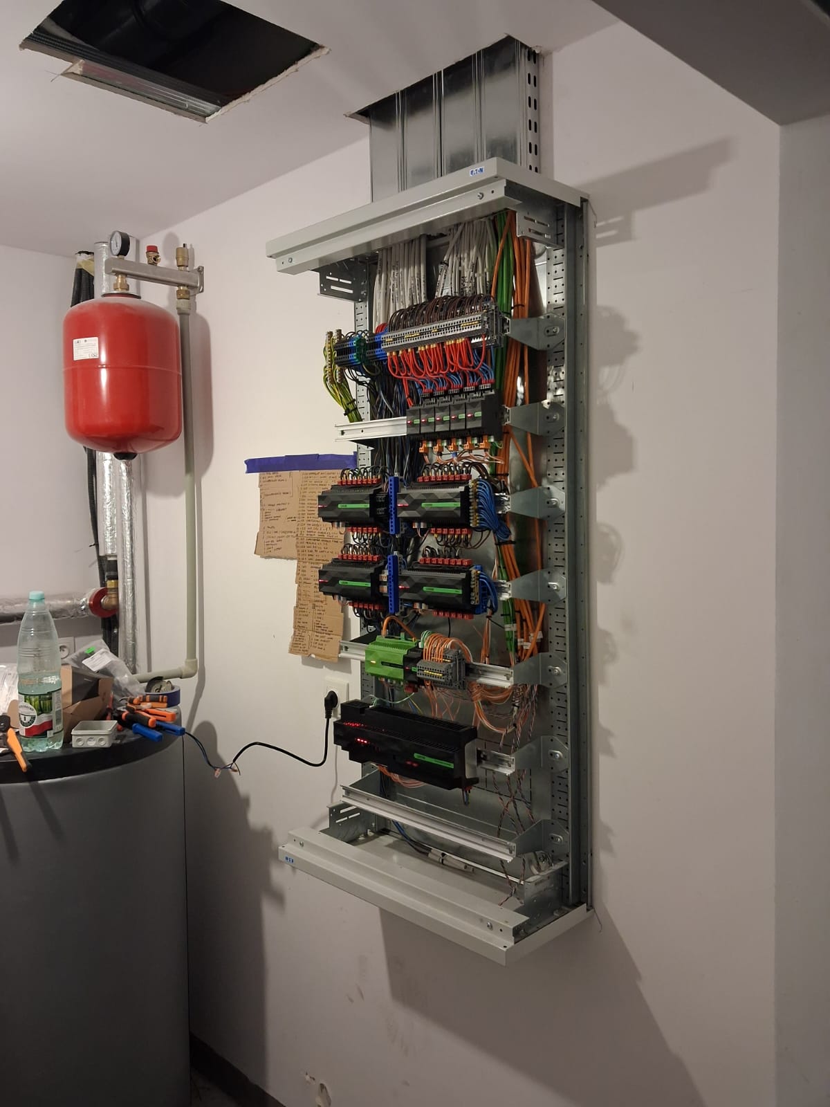 Montaż systemu LOXONE – sterowanie oświetleniem, ogrzewaniem i roletami