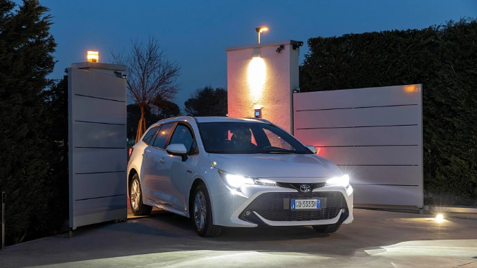 Automatyczna brama wjazdowa NICE zintegrowana z inteligentnym domem