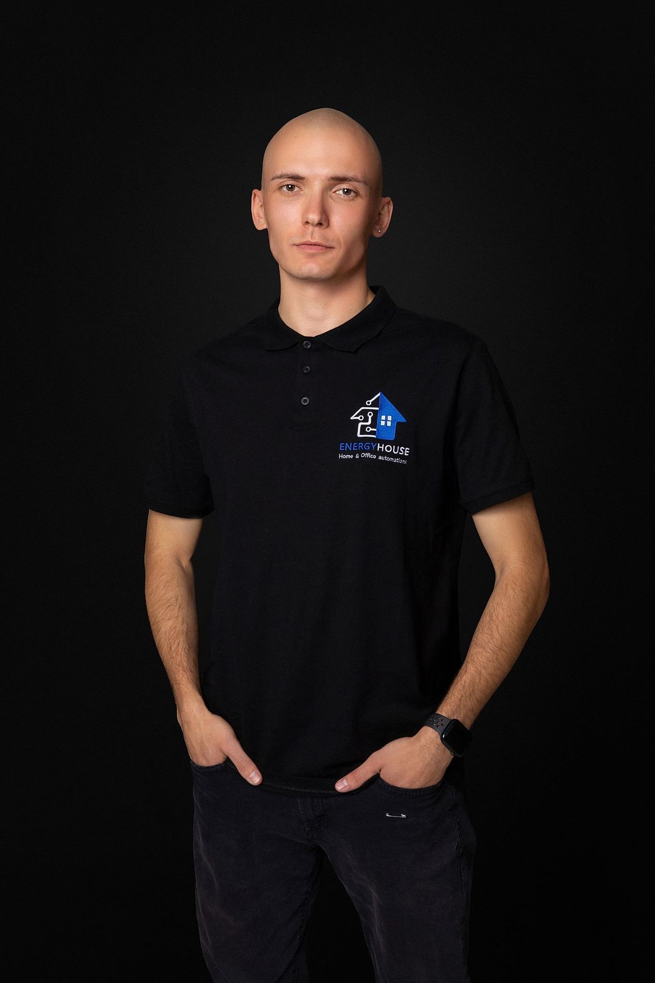 Zespół Energyhouse — portret 2 w czarnym stroju firmowym